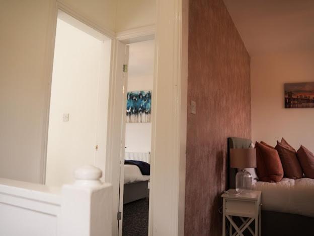 Home In Speke- 8 Mins Walk To Airport 外观 照片