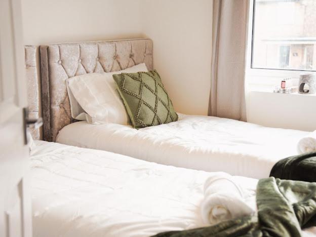 Home In Speke- 8 Mins Walk To Airport 外观 照片