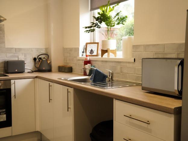 Home In Speke- 8 Mins Walk To Airport 外观 照片